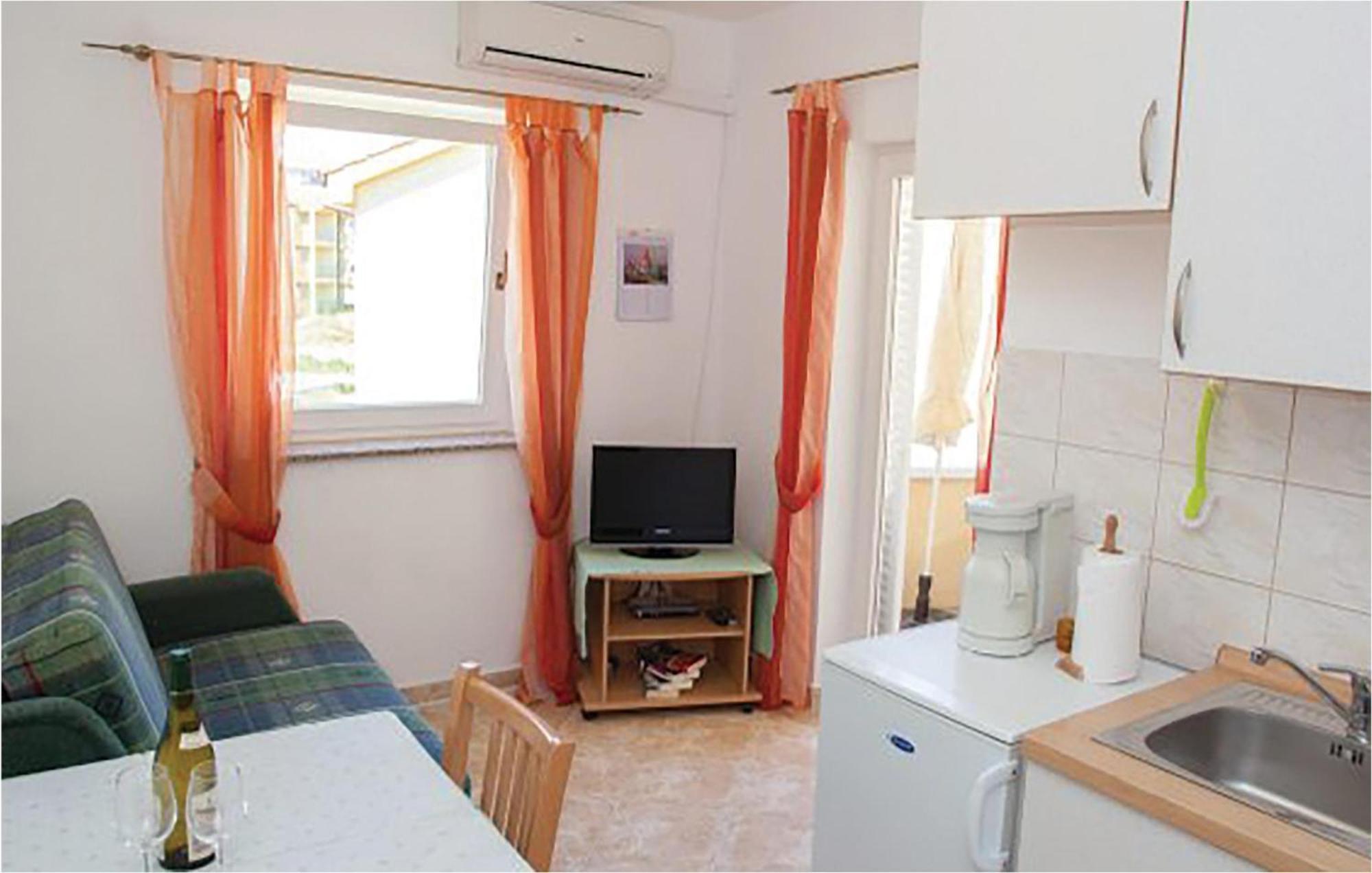 1 Bedroom Beautiful Apartment In Малинска Экстерьер фото