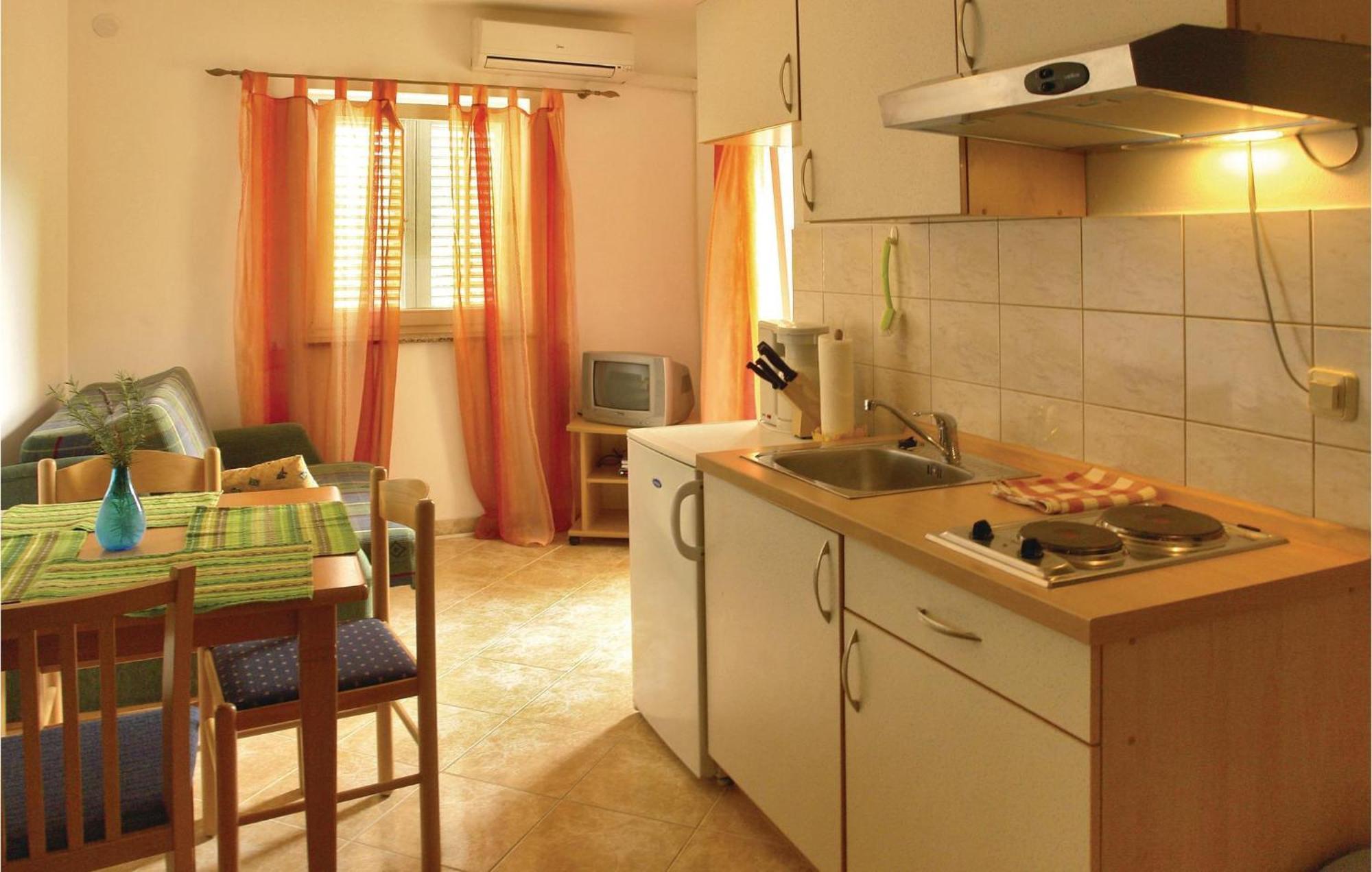 1 Bedroom Beautiful Apartment In Малинска Экстерьер фото