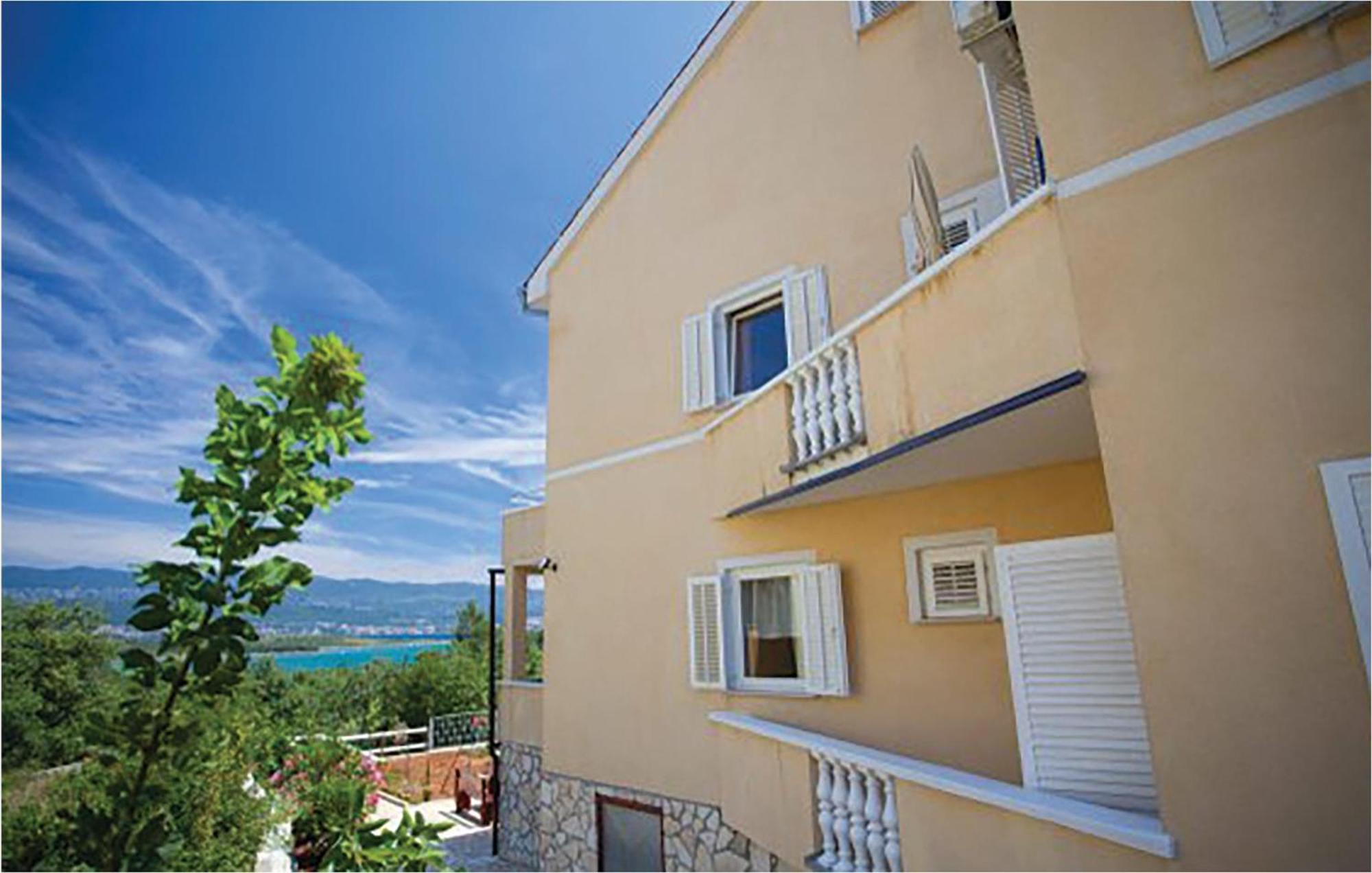 1 Bedroom Beautiful Apartment In Малинска Экстерьер фото