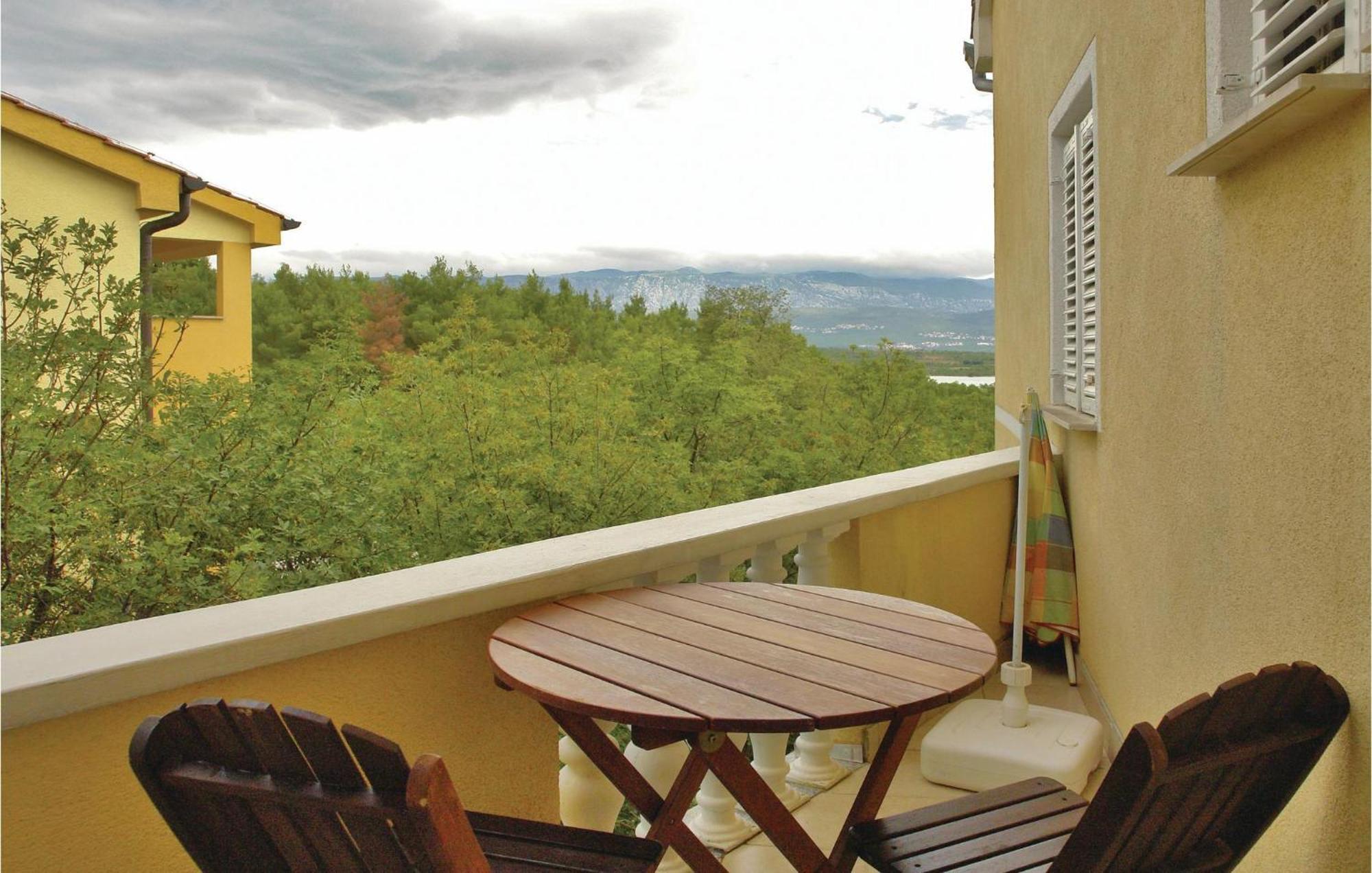1 Bedroom Beautiful Apartment In Малинска Экстерьер фото