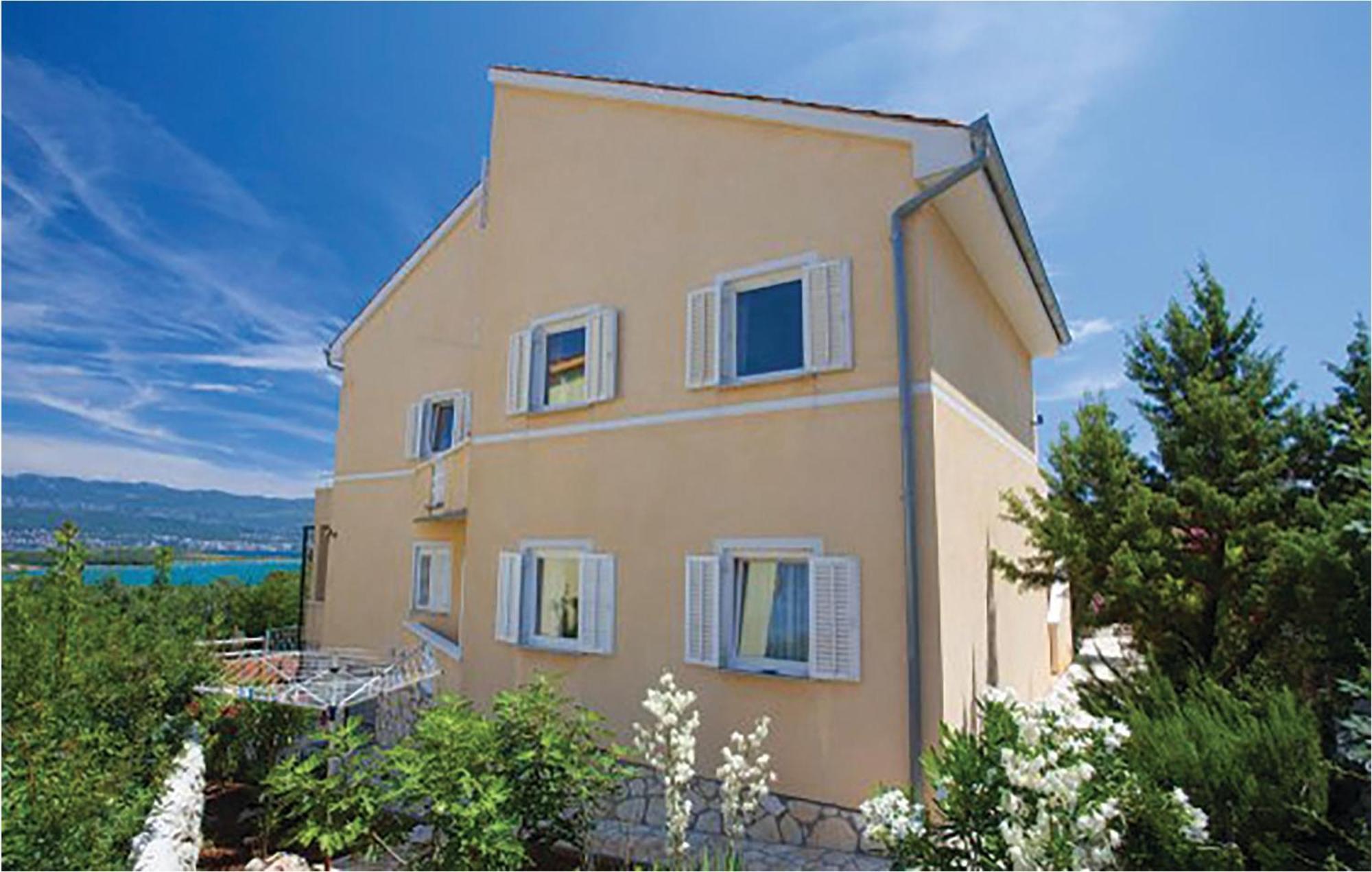 1 Bedroom Beautiful Apartment In Малинска Экстерьер фото