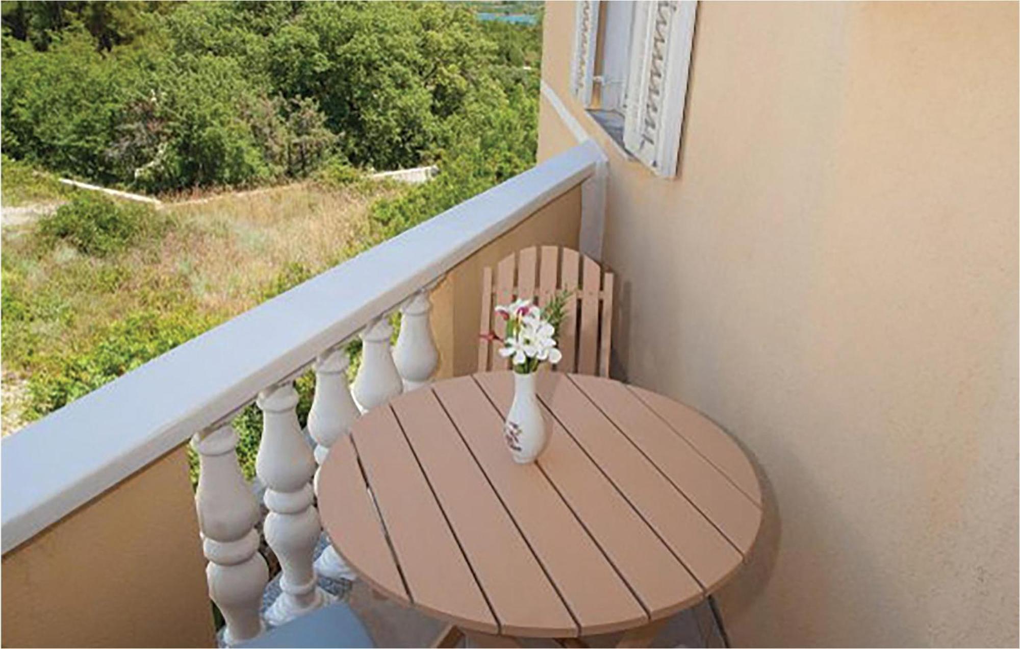 1 Bedroom Beautiful Apartment In Малинска Экстерьер фото